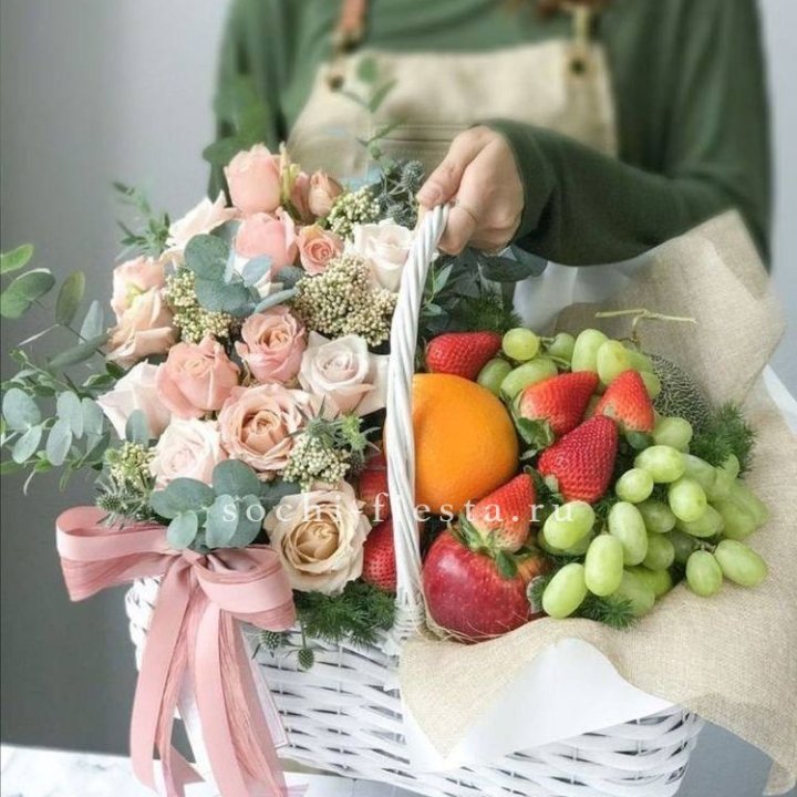 Фруктовая корзина c цветами в Якутске