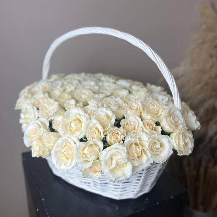 101 белая роза в корзине в Якутске