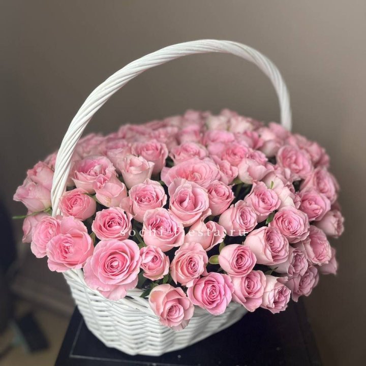 101 розовая роза в корзине в Якутске