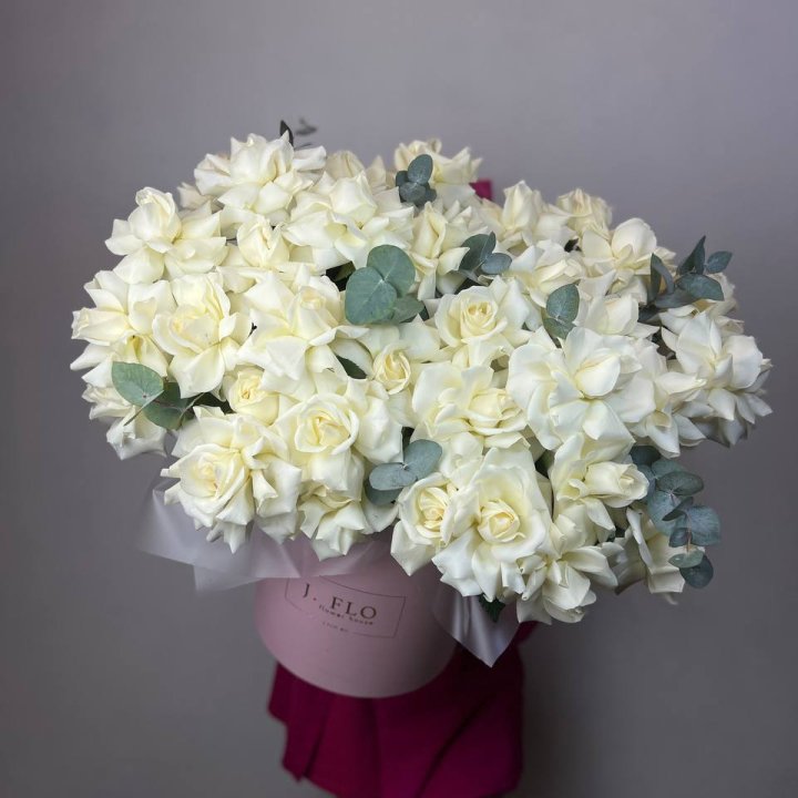 37 белых роз в боксе в Якутске