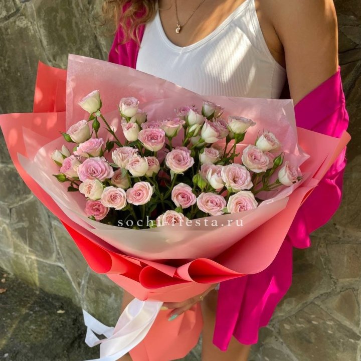 Розовые кустовые розы в Якутске