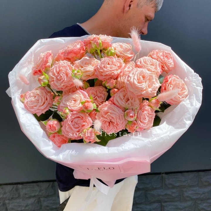 Пионовидные розы Мадам Бомбастик в Якутске