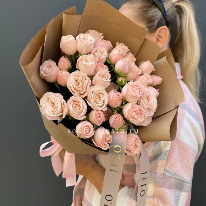 Кустовые розы Бомбастик в крафте в Якутске