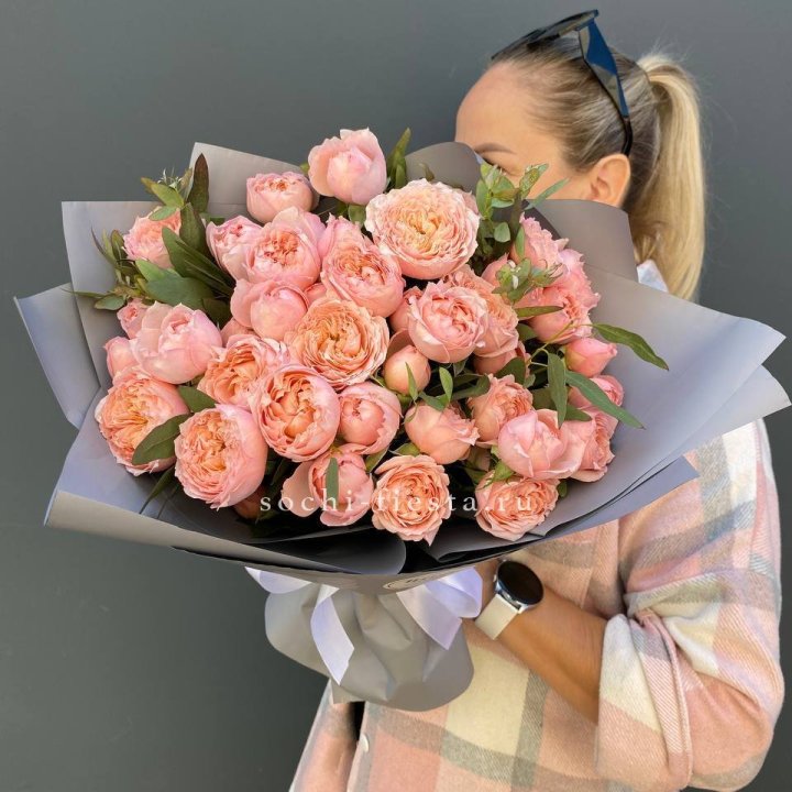 Букет с пионовидными розами "Пивайн" в Якутске