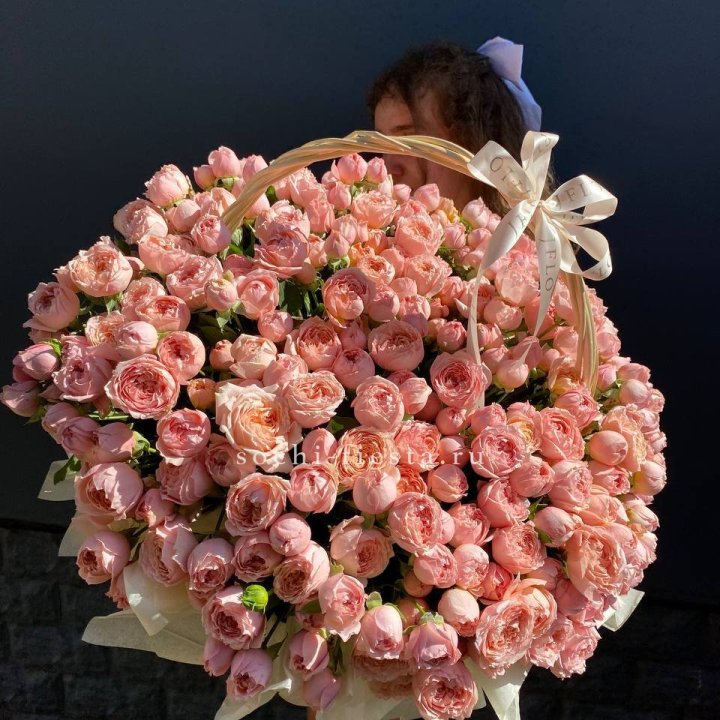 Корзина из пионовидных роз в Якутске