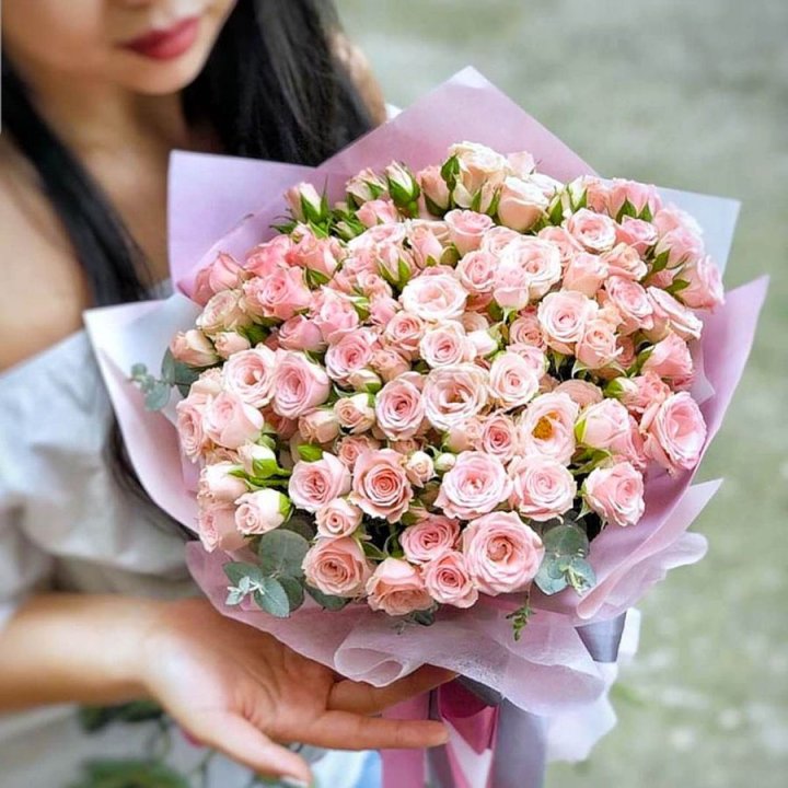 Кустовые розы с эвкалиптом в Якутске