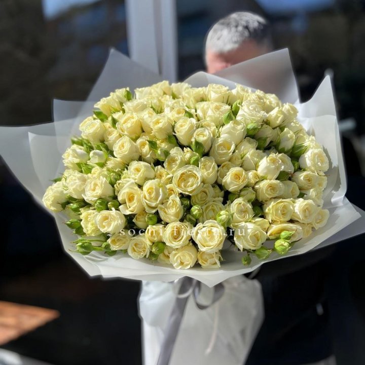 Белые кустовые розы 31 шт в Якутске