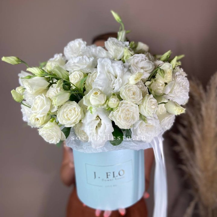 Бокс кустовых роз и эустомы  в Якутске