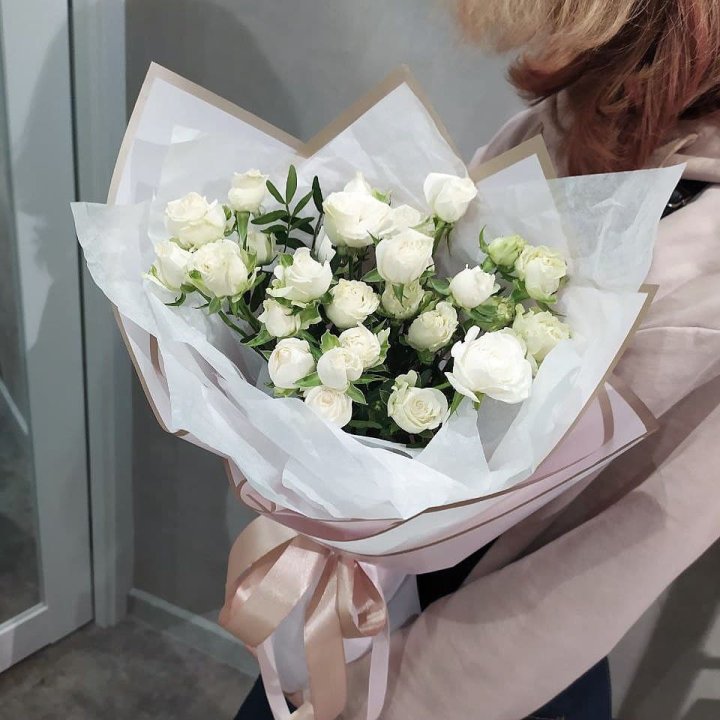 Белоснежные кустовые розы в Якутске