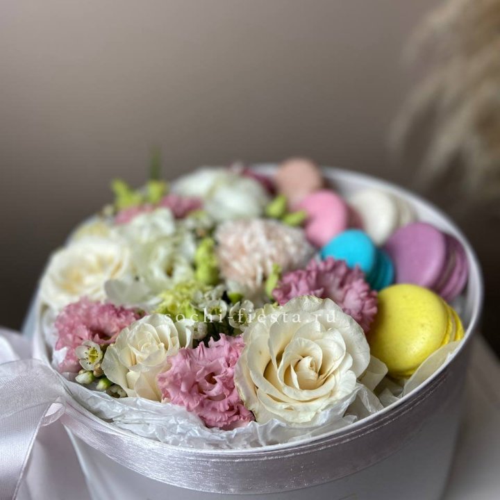 Цветы в цилиндре с макаронс "Прованс" в Якутске
