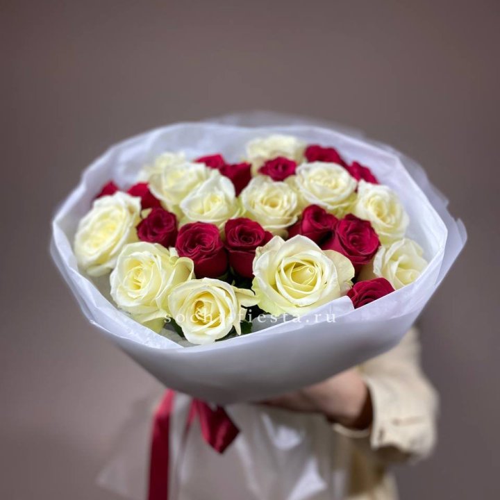 Букет их красных и белых 25 роз в Якутске