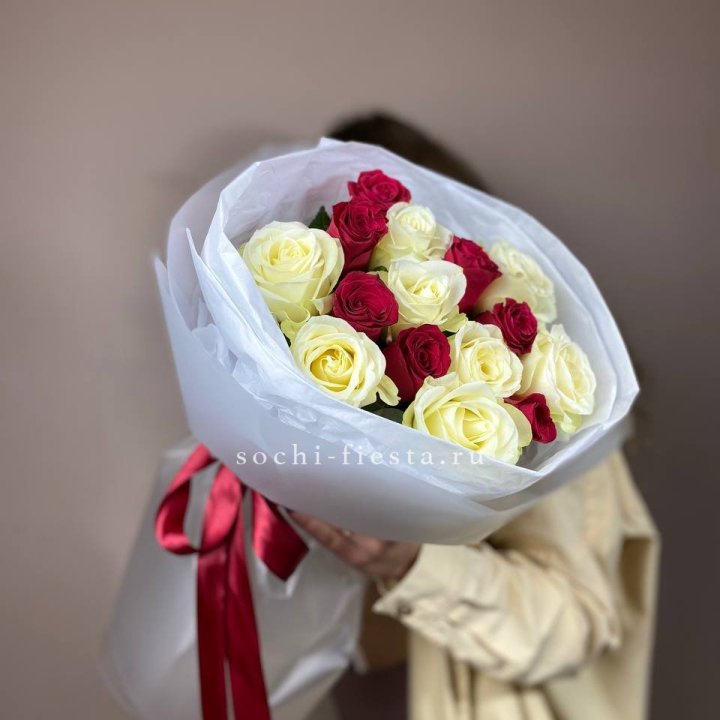 Букет из красных белых 15 роз в Якутске