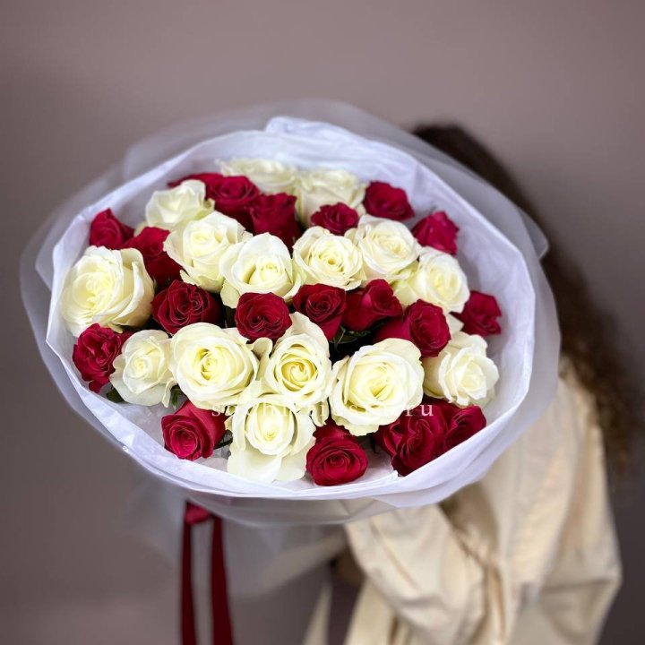 Букет из красных белых 35 роз в Якутске