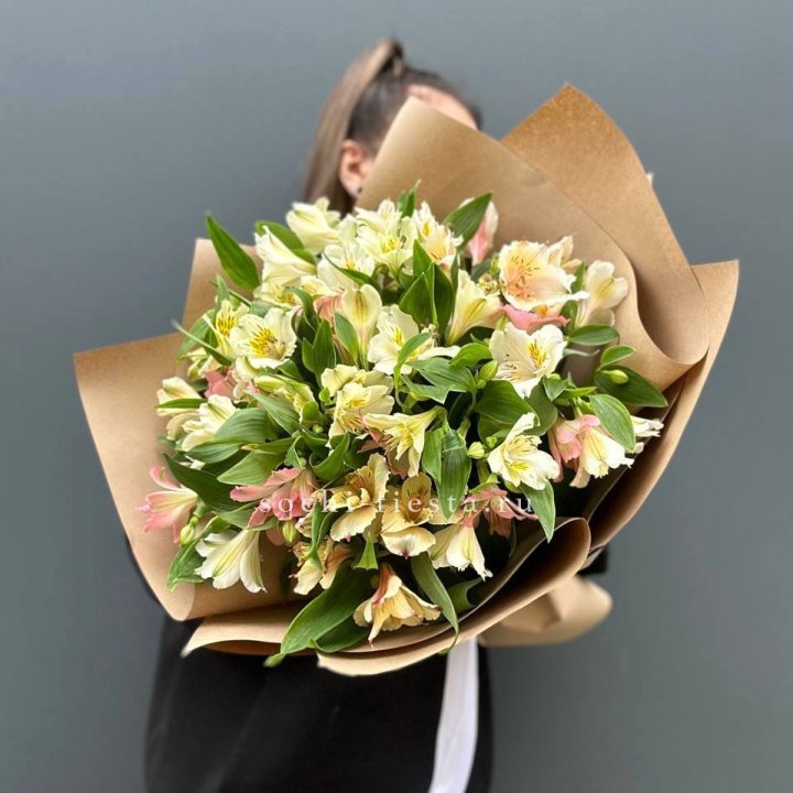 Букет альстромерий в крафте в Якутске