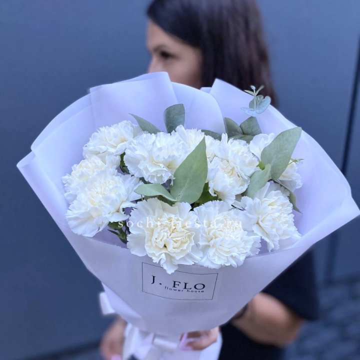 Букет белых диантусов с эвкалиптом в Якутске