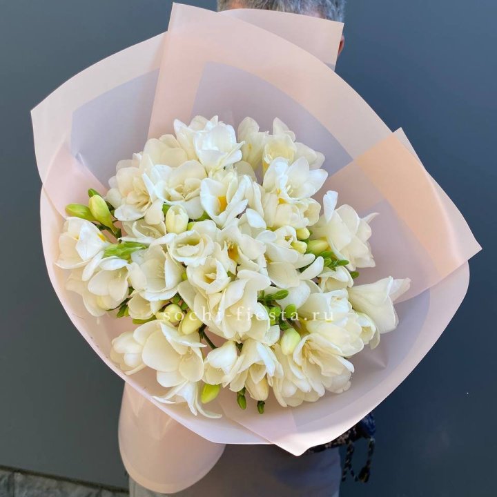 Букет белых фрезий  в Якутске