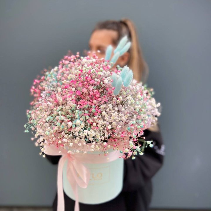 9 Радужных гипсофилы в шляпной коробке в Якутске