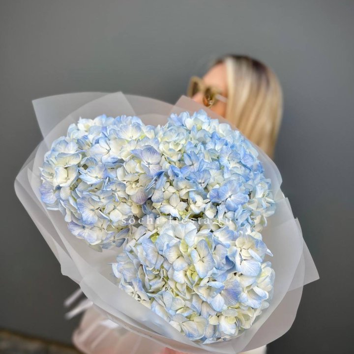 Букет из 3 голубых гортензий  в Якутске