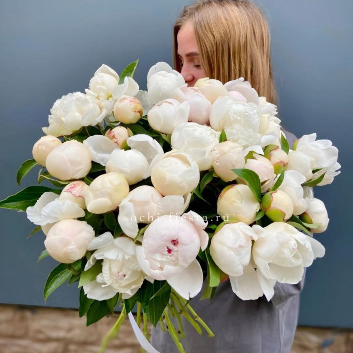 Охапка пионов в Якутске