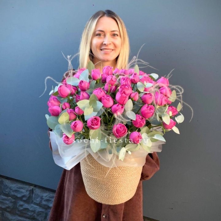 Пионовидные розы  в джутовом кашпо  в Якутске