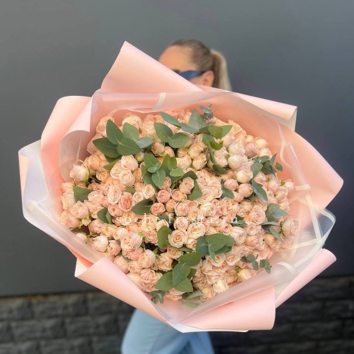 101 кустовая роза с эвкалиптом в Якутске