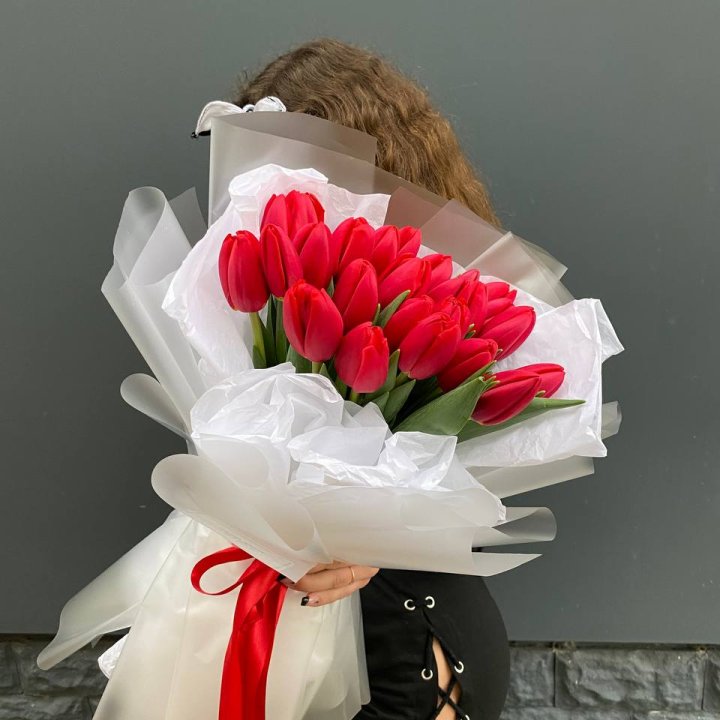  25 красных воздушных тюльпанов в Якутске