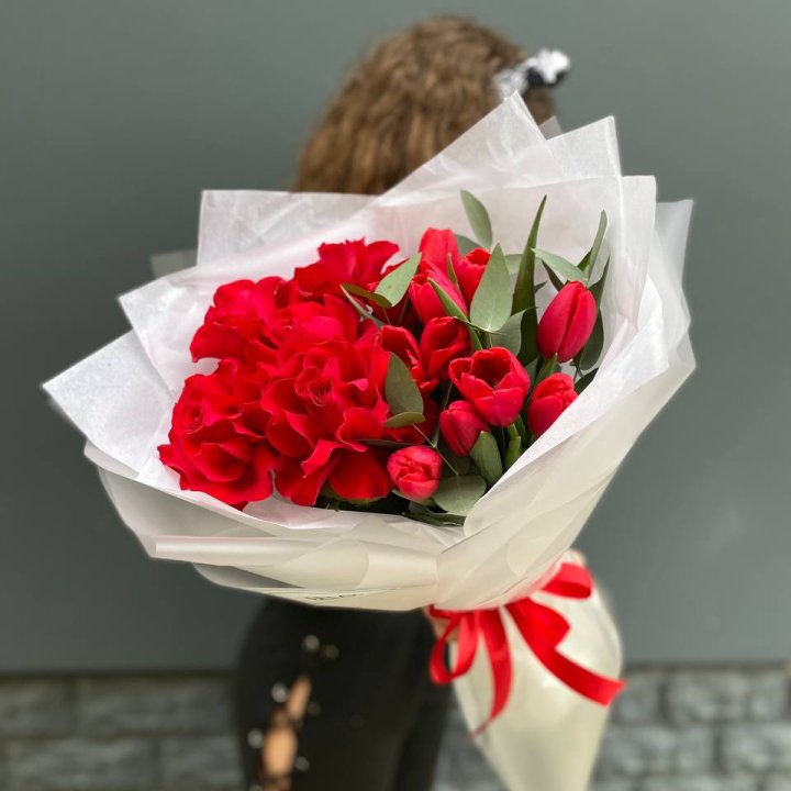 Дуо тюльпаны и розы в Якутске