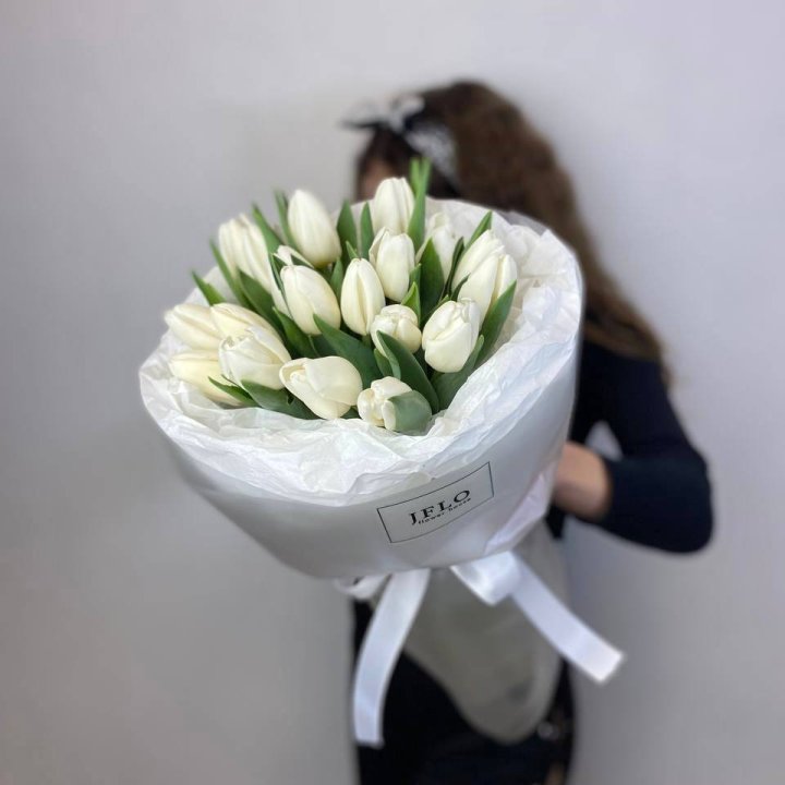  19 белых воздушных тюльпанов в Якутске