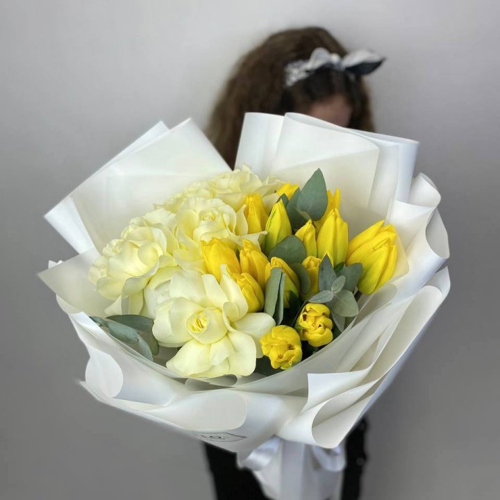 Дуо жёлтые тюльпаны и розы в Якутске