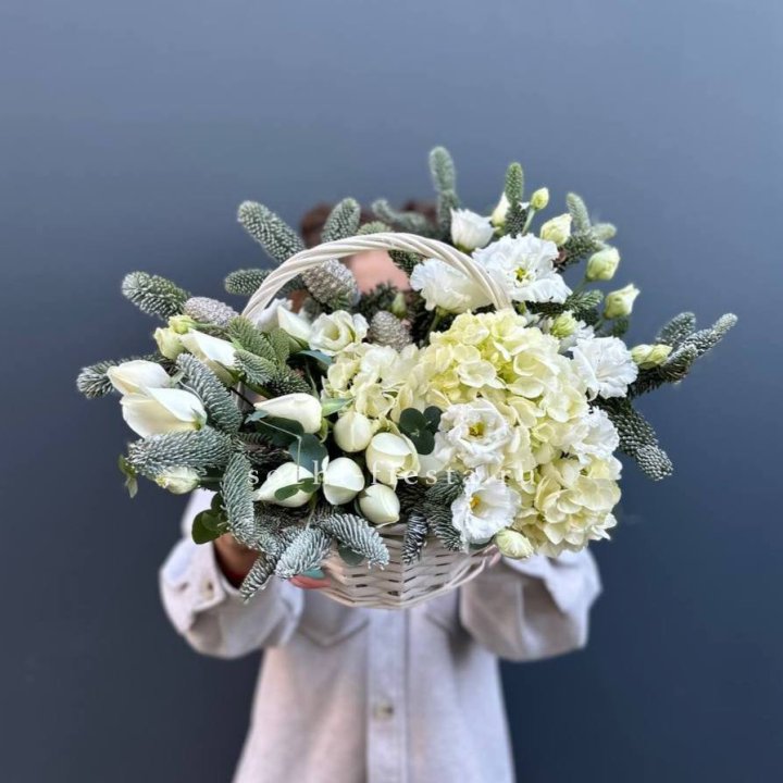 Новогодняя корзина с цветами в Якутске