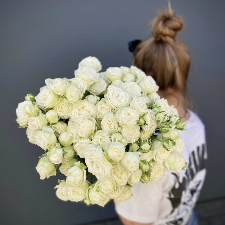 Охапка кустовых роз бомбастик  в Якутске