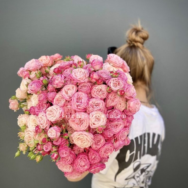 Охапка кустовых роз бомбастик пинк в Якутске
