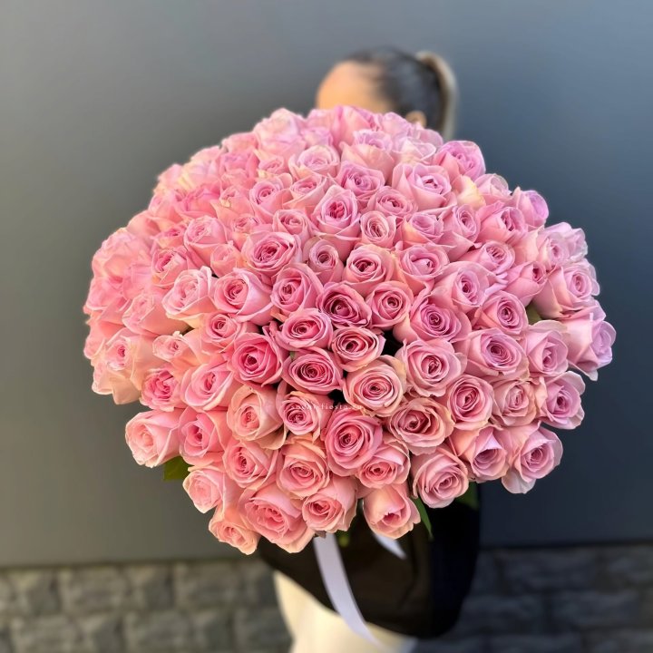 Охапка из 101 розовой розы в Якутске