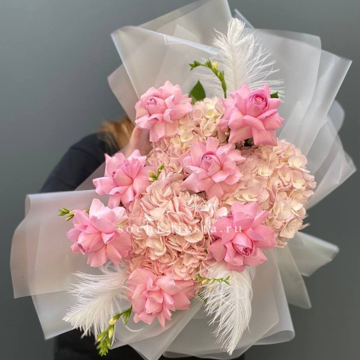  Букет  из гортензий и розовых роз в Якутске