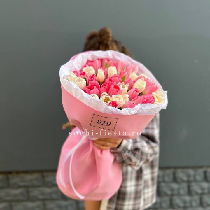 51 бело-розовый тюльпан в Якутске