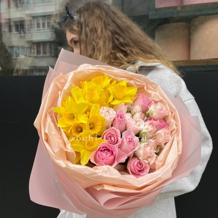 Букет роз и нарциссов в Якутске