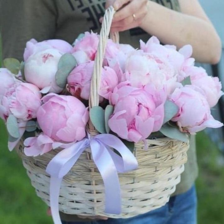 15 пионов в корзине в Якутске