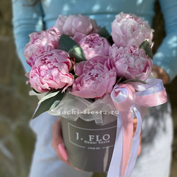 Цилиндр пионов с эвкалиптом в Якутске