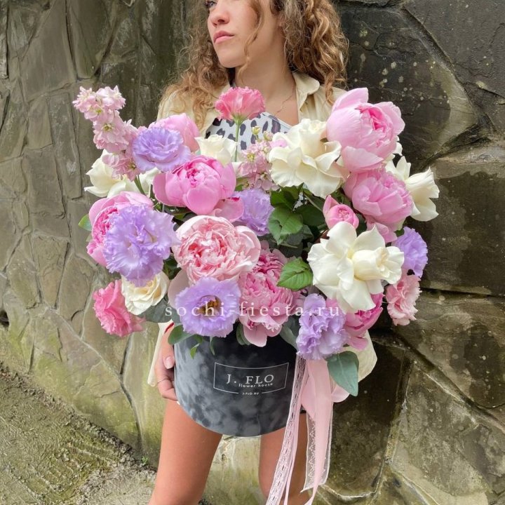 Дизайнерский цилиндр с пионами в Якутске