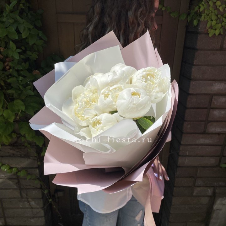 9 белоснежных пионов в Якутске