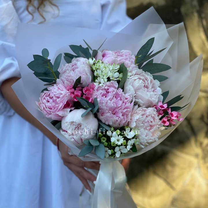 7 зефирных пионов с эвкалиптом в Якутске