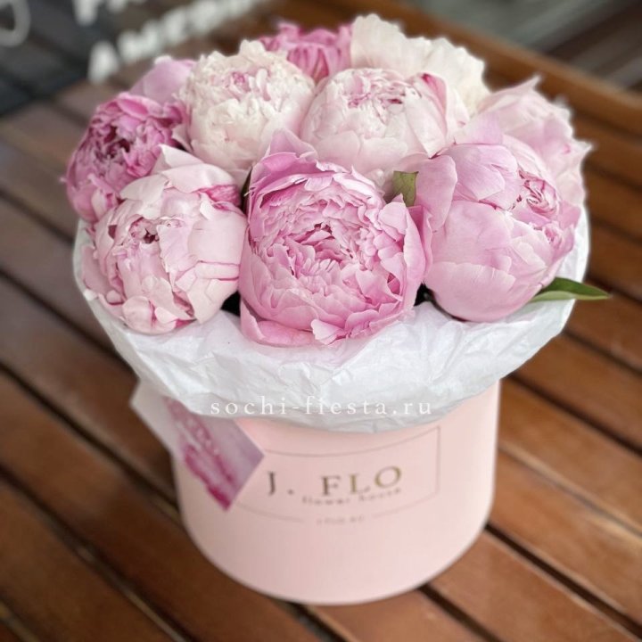 Цилиндр с пионами "Лилу" в Якутске