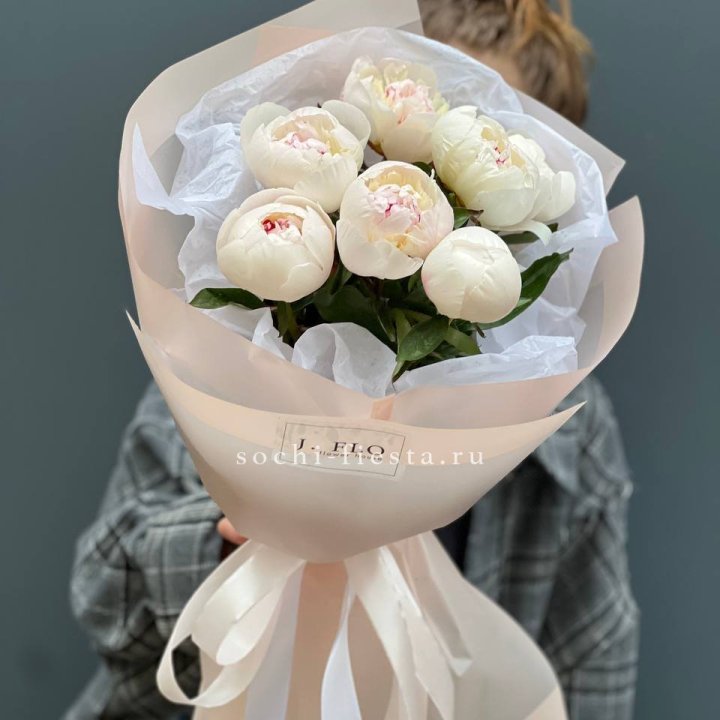Букет белых пионов в Якутске