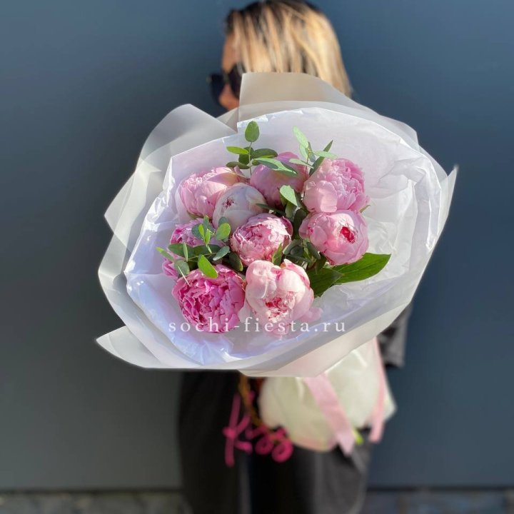 9 пионов с эвкалиптом в Якутске