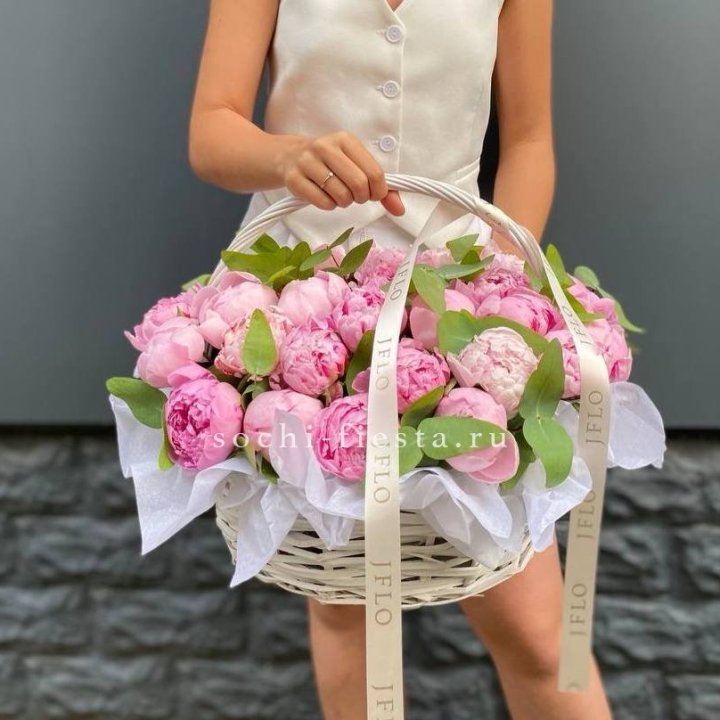 29 пионов в корзине в Якутске