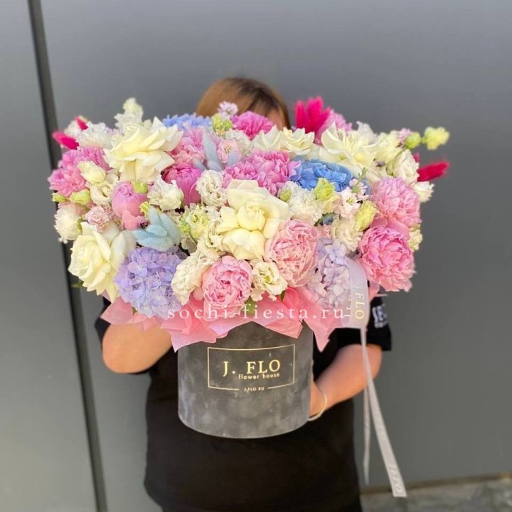 Цилиндр с пионами "Аса" в Якутске