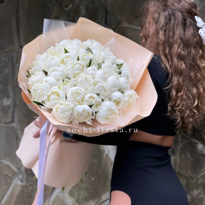 35 белых пион в Якутске