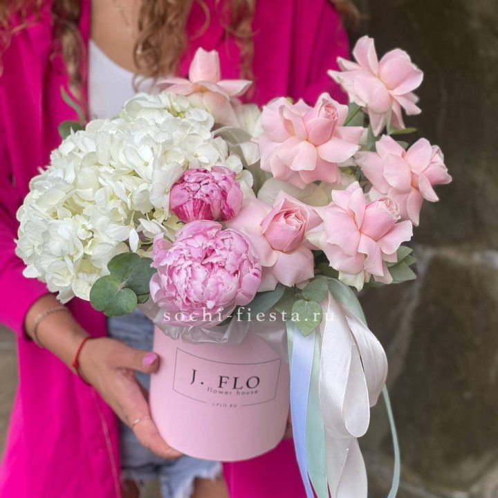 Цилиндр с пионами "Алисия" в Якутске