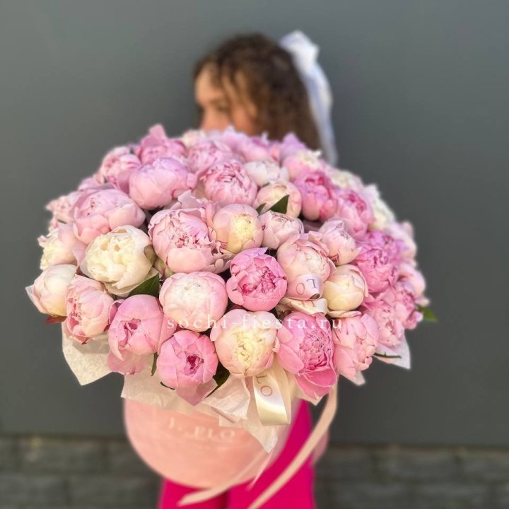 51 нежных пионов  в цилиндре в Якутске