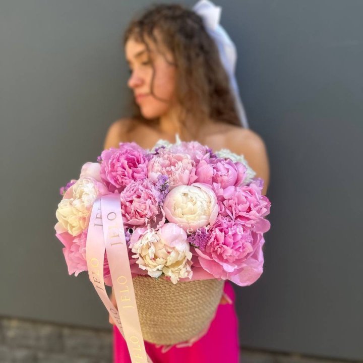 15 пионов в джутовом кашпо в Якутске